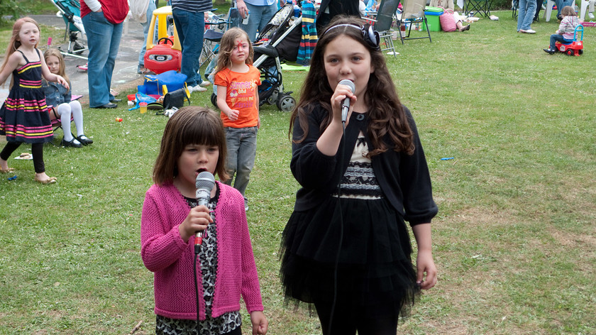 DGPX290411-032 
 Keywords: DGPX290411, Edmond Carr, Poets Estate, Royal Wedding, Street Party